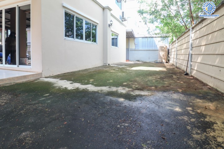 บ้านแฝดมือสองย่านนนทบุรี ม.คุณาสิริ บัวทอง4 หลังมุม! บนเนื้อที่มากถึง 49.8 ตร.ว. ฟังก์ชัน 3 ห้องนอน 3 ห้องน้ำ 2 ที่จอดรถ กระจกติดฟิล์มกัน UV บนทำเลเยี่ยม เชื่อมต่อถ.บ้านกล้วย-ไทรน้อย, ถ.กาญจนาภิเษก ใกล้เซ็นทรัลเวสต์เกต และรถไฟฟ้าสายสีม่วง "สถานีคลองบางไผ่"